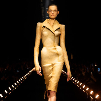 Телепорт в прошлое: Schiaparelli представили коллекцию осень 2026 по всем канонам подиума