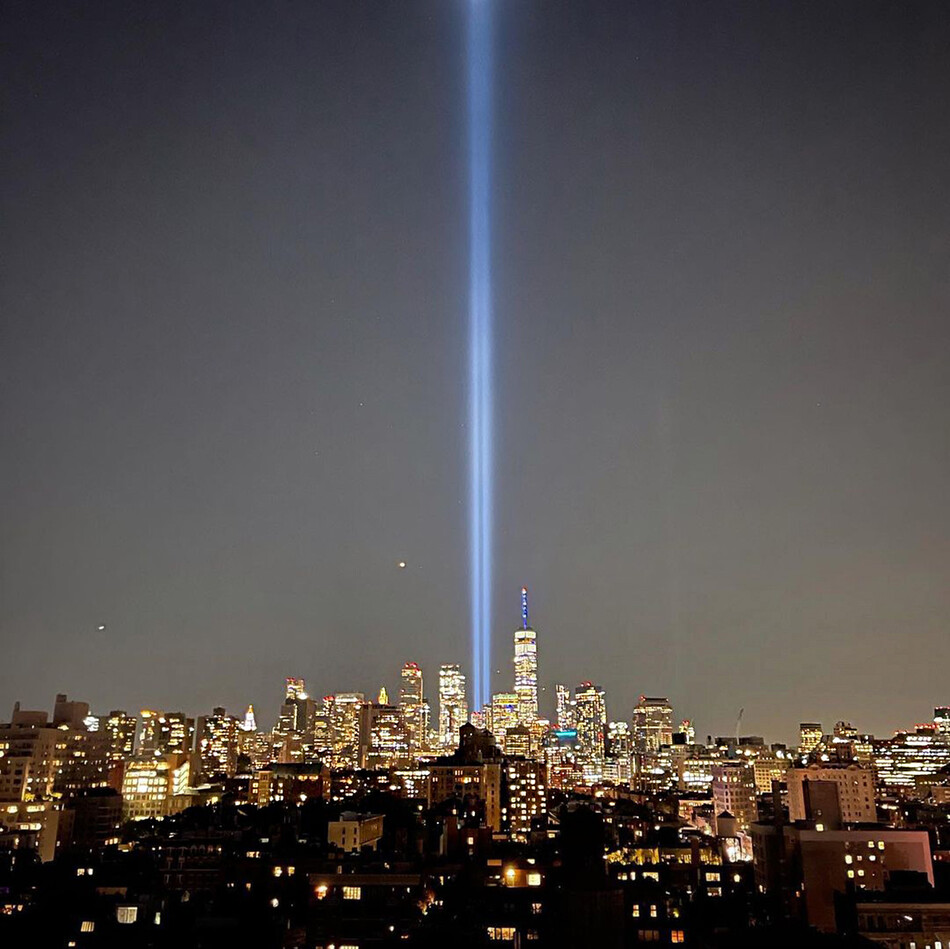 Огни Национального мемориала и музея Всемирного торгового центра 9 / 11 в ночном небе Нью-Йорка 11 сентября 2021  