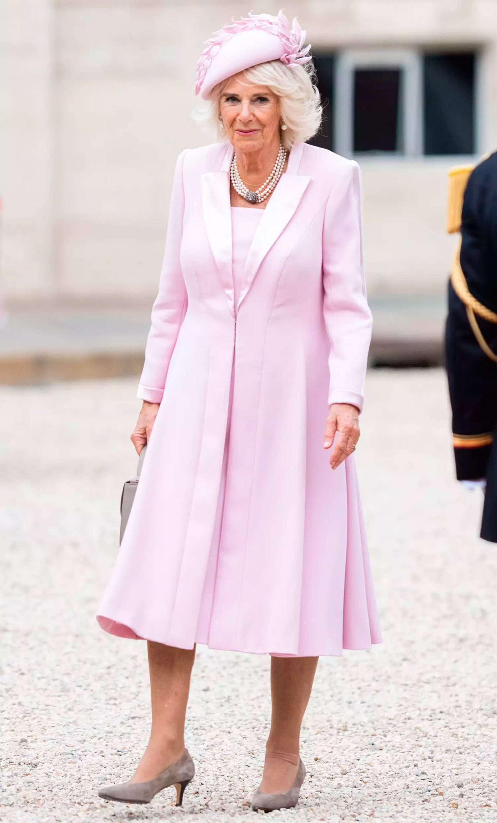 Почему королева Камилла выбрала розовое платье для памятной церемонии D-Day?