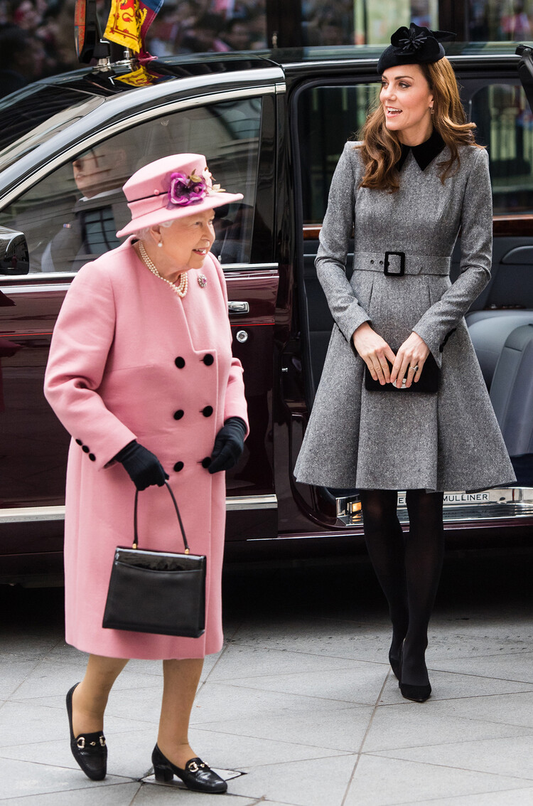 Королева Елизавета II и Кейт Миддлтон посещают Королевский колледж Лондона 19 марта 2019 года в Лондоне, Англия, чтобы официально открыть Дом Буша, новейшее учебное заведение в кампусе Стрэнд