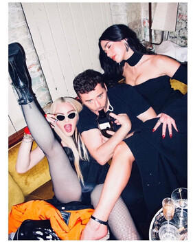 Дуа Липа повеселилась от души вместе с Мадонной на вечеринке Fashion Awards 2021