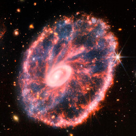 Телескоп Уэбба от NASA сделал захватывающую фотографию галактики Колесо телеги