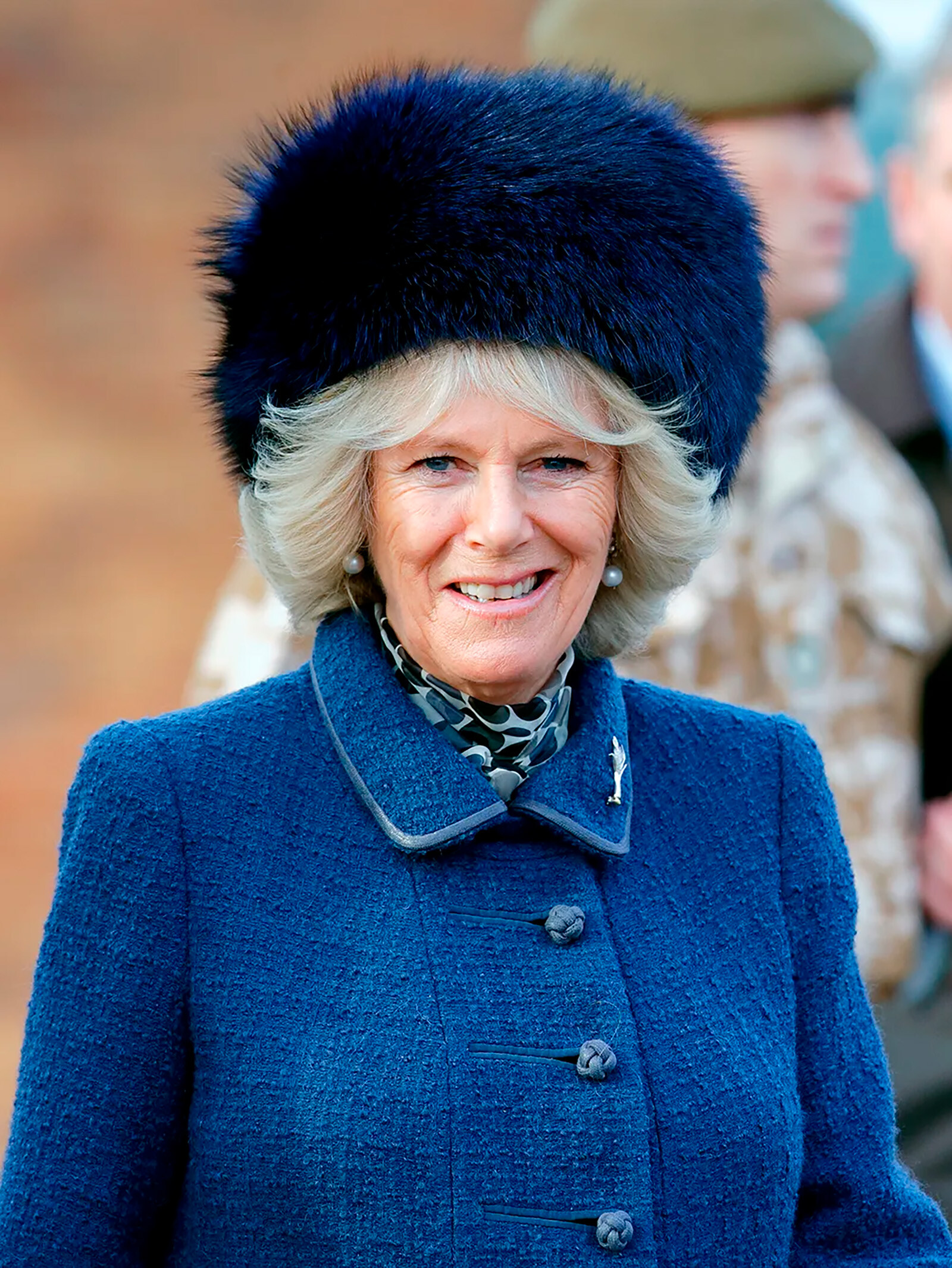 Королева Камилла в винтажной шапке от Philip Treacy на церковной службе в Рождество 2010 года