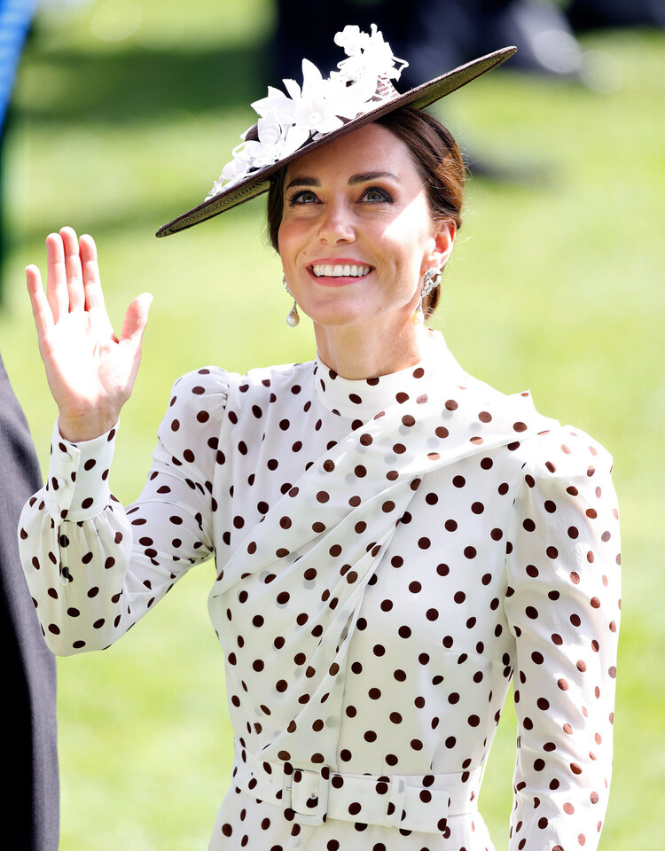 Кто создаёт стильные и откровенные наряды для будущей королевы Великобритании Кейт Миддлтон? 