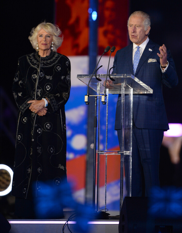 Принц Чарльз и Камилла Паркер Боулз обращаются с речью во время открытия Игр Содружества 29 июня 2022 года в Бирмингеме, Англия