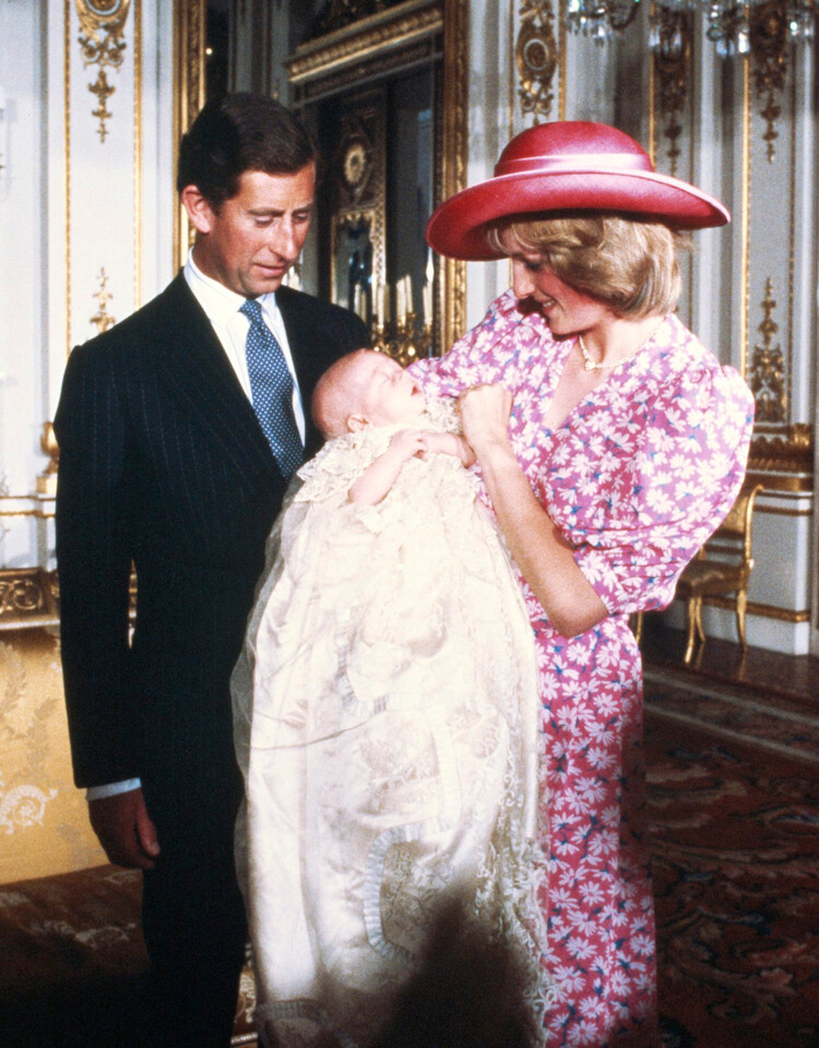 Принц Чарльз и принцесса Диана в день королевских крестин их сына принца Уильяма, которые состоялись в музыкальной комнате Букингемского дворца 4 августа 1982 года