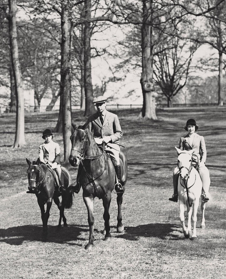 Королева, чья любовь к лошадям хорошо известна, в подростковом возрасте часто каталась верхом со своей сестрой Маргарет и отцом королем Георгом VI в Большом Виндзорском парке, 1939 год
