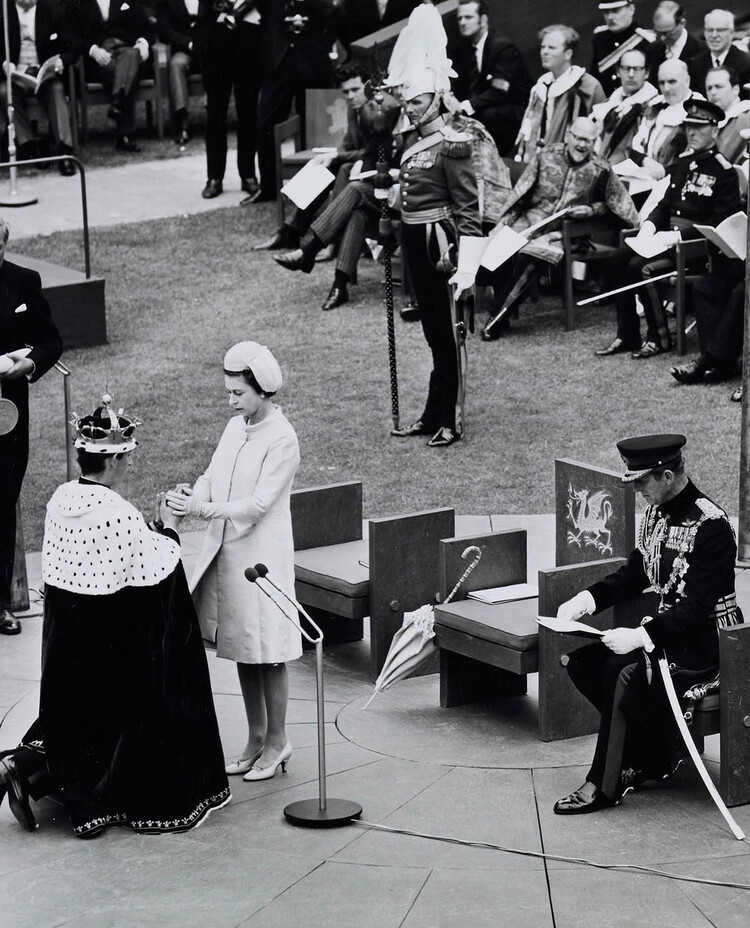 Принц Уэльский присягает на верность Ее Величеству во время церемонии вступления в должность в замке Карнарвон в 1969 году
