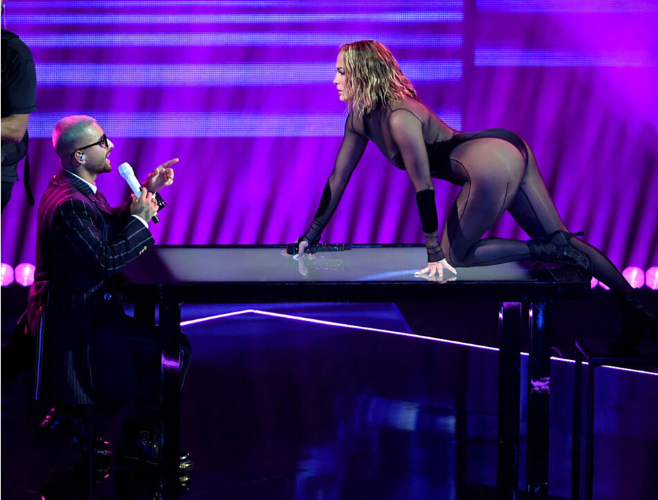 Малума и Дженнифер Лопес выступают на сцене церемонии вручения премии American Music Awards 2020 в Microsoft Theater 22 ноября 2020 года в Лос-Анджелесе, Калифорния