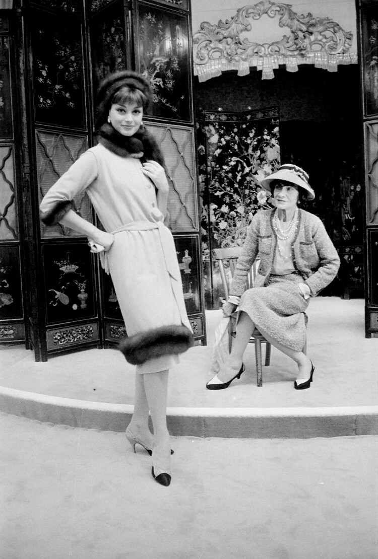 Габриэль (Коко) Шанель&nbsp;во время примерки в фирменном бутике Chanel в&nbsp;августе 1958 года&nbsp;