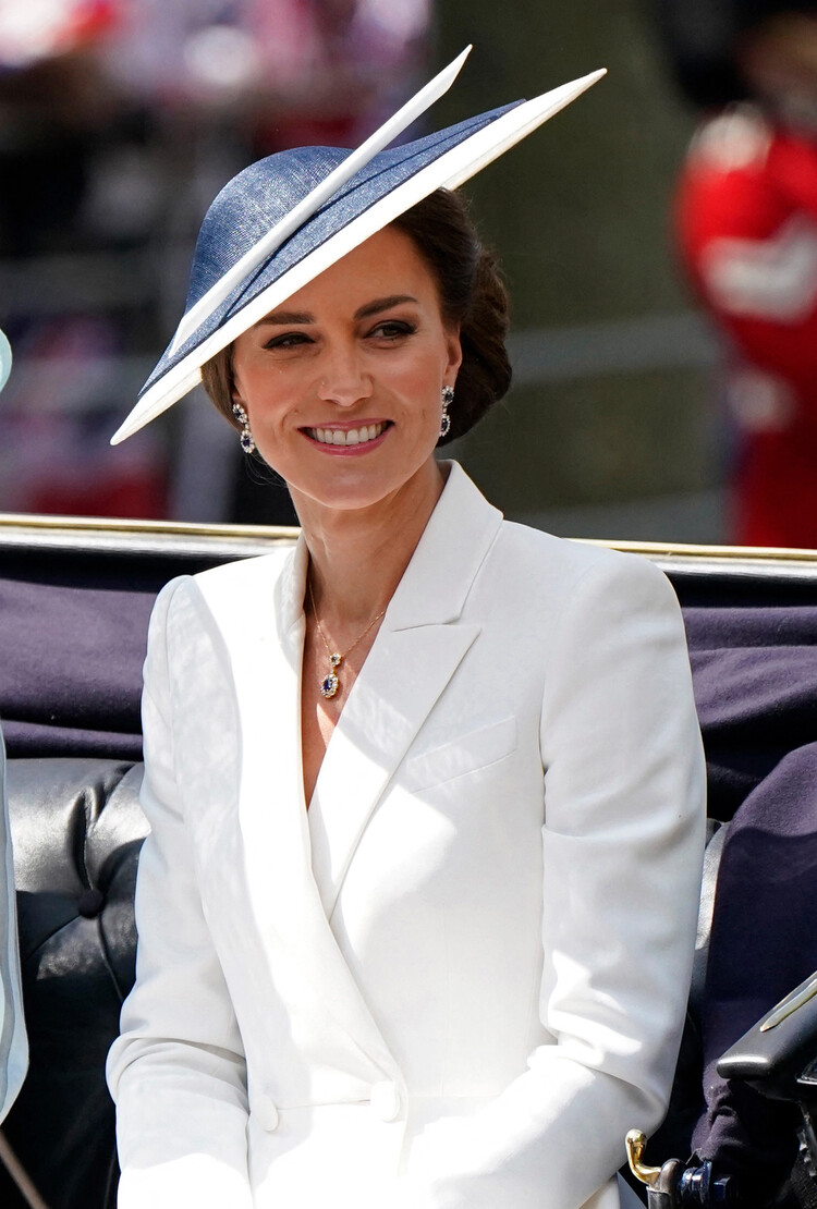 В память о Диане: Кейт Миддлтон на Платиновом юбилее королевы повторила образ принцессы Уэльской