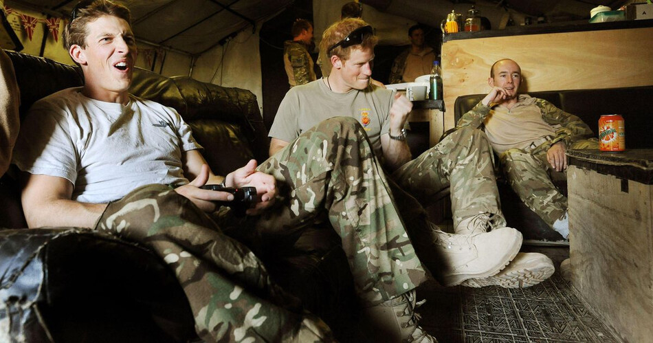 Принц Гарри с товарищами по лагерюв Афганистане