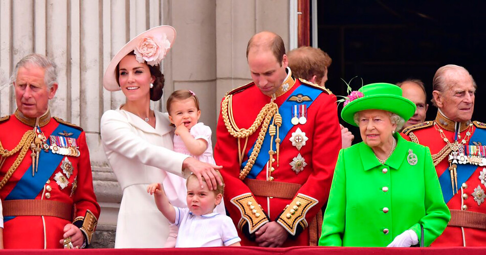 Принц Чарльз, Кэтрин, герцогиня Кембриджская, принцесса Шарлотта, принц Джордж, принц Уильям, герцог Кембриджский, королева Елизавета II и принц Филипп, герцог Эдинбургский стоят на балконе Букингемского дворца во время церемонии Trooping the Color&nbsp; 11 июня 2016 года в Лондоне, Англия