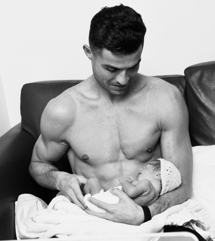 Криштиану Роналдо держит на руках свою новорожденную дочь, 2022