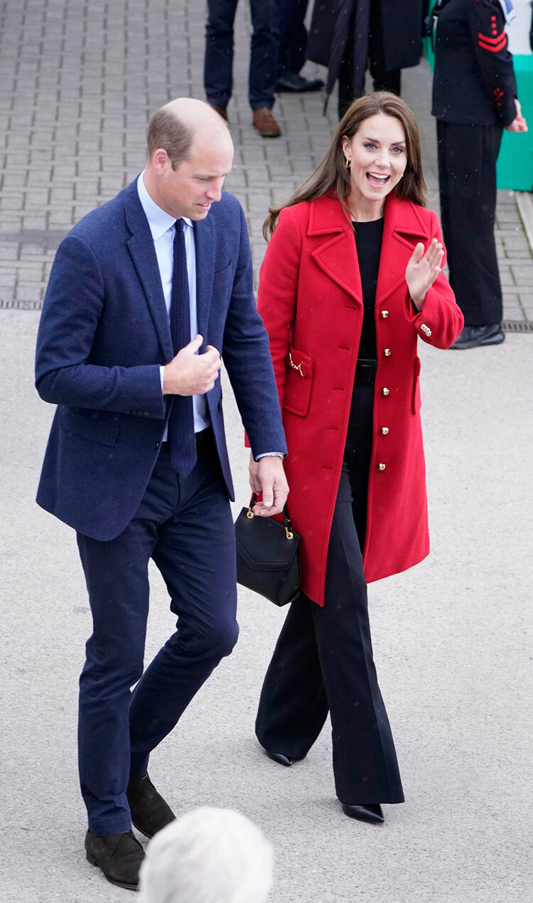 Уильям, принц Уэльский, и Кэтрин, принцесса Уэльская во время посещения спасательной станции Холихеда RNLI (Королевского национального института спасательных шлюпок) 27 сентября 2022 года в Холихеде, Уэльс
