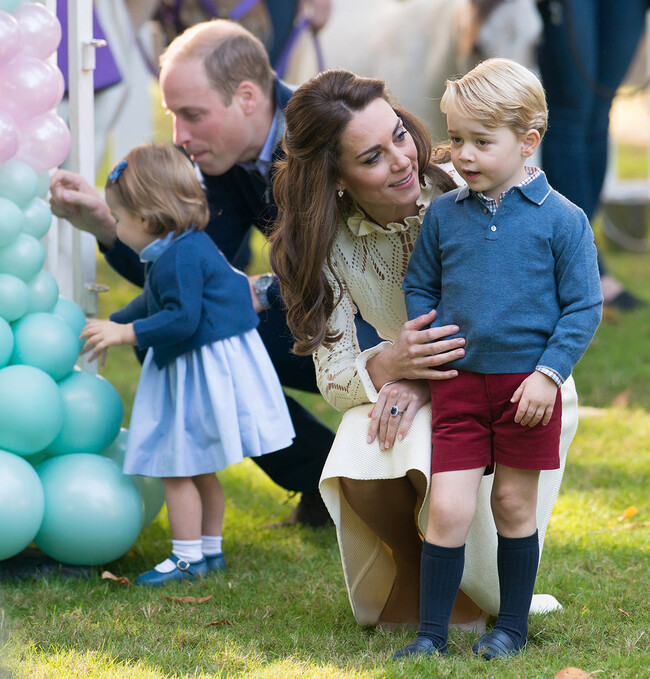 Дети принца Уильяма и Кейт Миддлтон рисуют открытки для принцессы Дианы