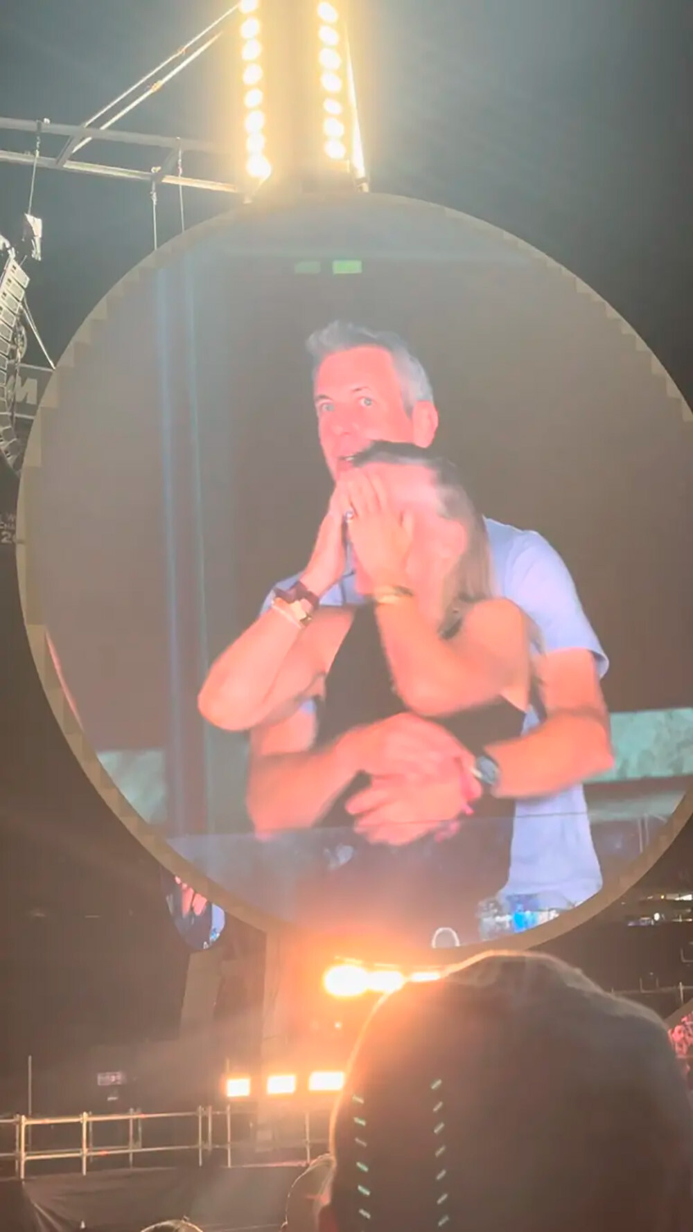Фанатка Coldplay рассказала, сколько заработала на вирусном видео с любовниками на концерте