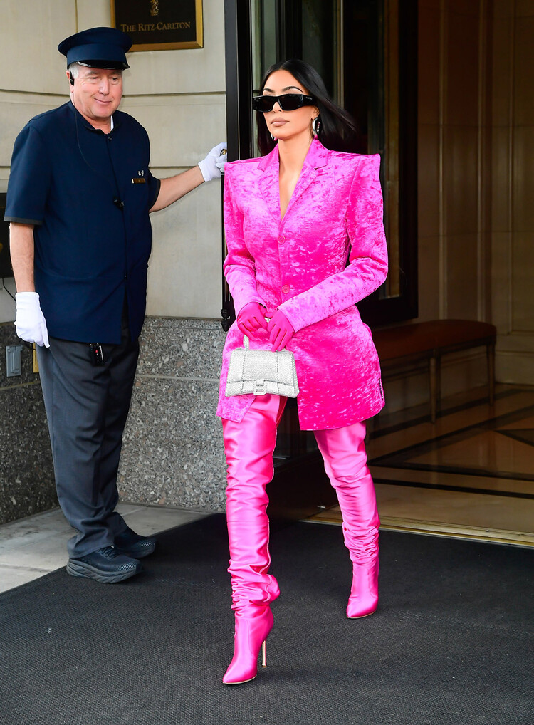 Ким Кардашьян с сумкой Balenciaga Hourglass
