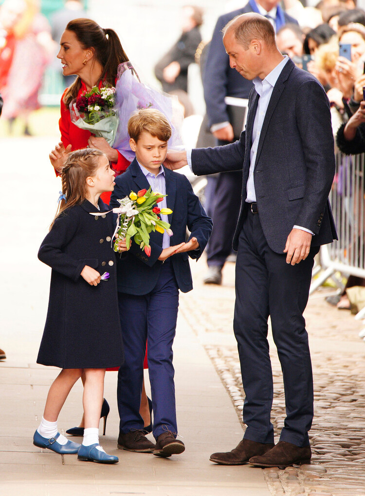 Принцесса Шарлотта общается с отцом принцем Уильяма и братом принцем Джорджем во время визита в Уэльсе, 2022