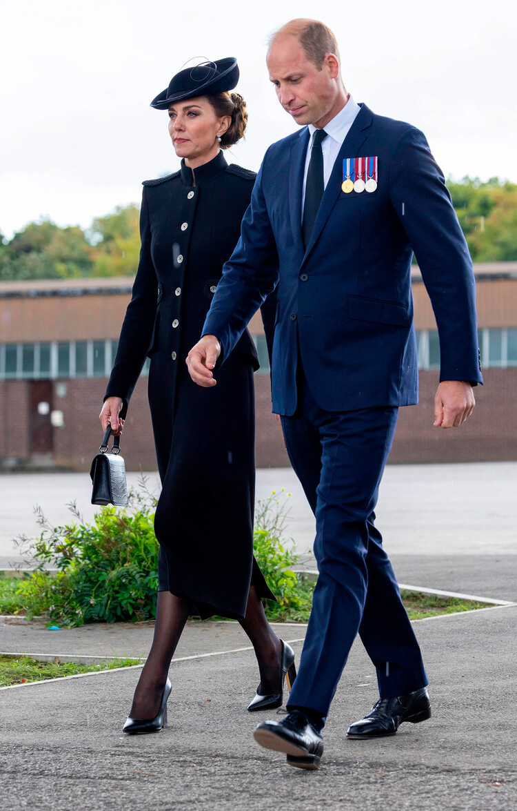 Принц Уильям, принц Уэльский и Кэтрин, принцесса Уэльская встречаются с военнослужащими во время визита в Военный учебный центр стран Содружества Пирбрайт 16 сентября 2022 года в Гилфорде, Англия