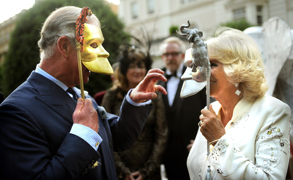 Принц Чарльз и Камилла Паркер-Боулз позируют в масках в Кларенс-Хаусе