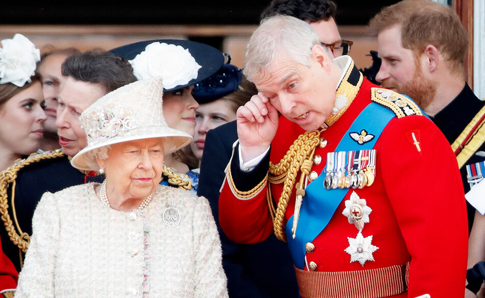 Королева Елизавета II и принц Эндрю, герцог Йоркский, смотрят парад с балкона Букингемского дворца во время Trooping The Colour, ежегодного парада в честь дня рождения королевы, 8 июня 2019 года в Лондоне, Англия