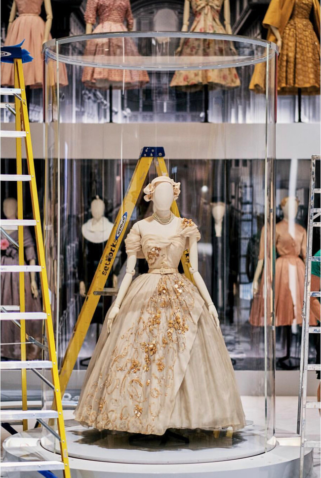 Закрытие выставки Dior в музее Виктории и АльбертаZakrytiye-vystavki-Dior-v-muzeye-Viktorii-i-Alberta.jpg