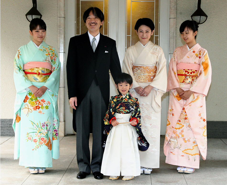 Принц Хисахито позирует со своей сестрой принцессой Мако (слева), отцом принцем Акисино (2-й слева), матерью принцессой Кико (2-я справа) и сестрой принцессой Как на фоне совместного дом императорской семьи в токийском районе Мотоакасака, 2011