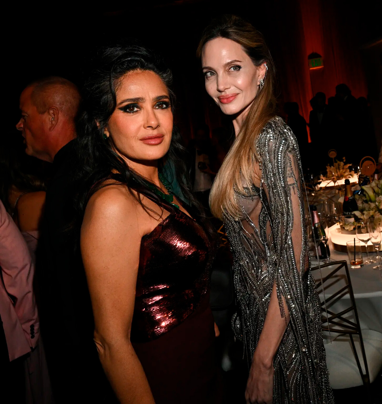 Анджелина Джоли и Сальма Хайек удивили пассажиров, выбрав обычный рейс