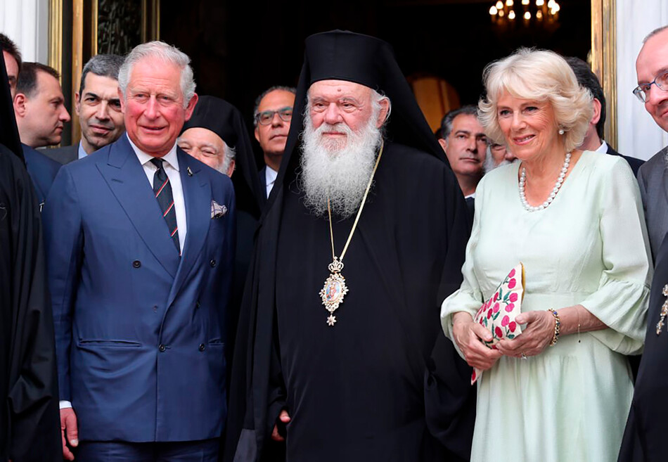 Принц Чарльз, принц Уэльский и Камилла, герцогиня Корнуолльская позируют для фотографии с Его Блаженством архиепископом Афин и всей Греции Иеронимом II (С) во время визита в архиепископский собор Дворец 10 мая 2018 года в Афинах, Греция