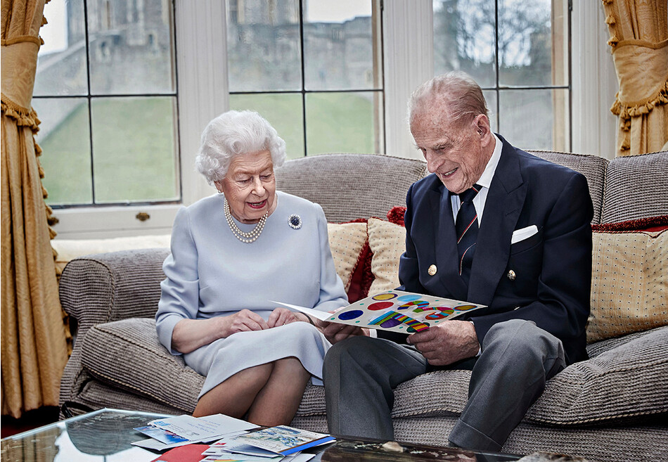 Королева Елизавета II и принц Филипп отмечают 73-летие особой открыткой от правнуков