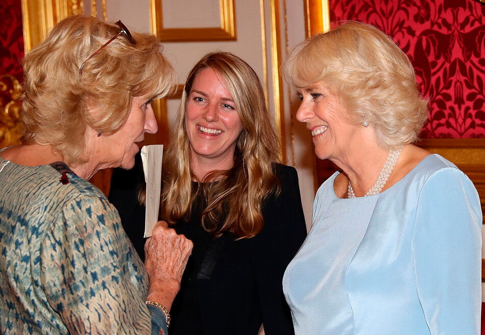 Камилла, герцогиня Корнуолльская, смеётся со своей дочерью Лаурой Лопес и младшей сестрой Аннабель Эллиот во время провидения вечеринки в саду, посвящённой 30-летию Национального общества остеопороза, в Сент-Джеймсском дворце 12 июля 2016 года в Лондоне, Англия