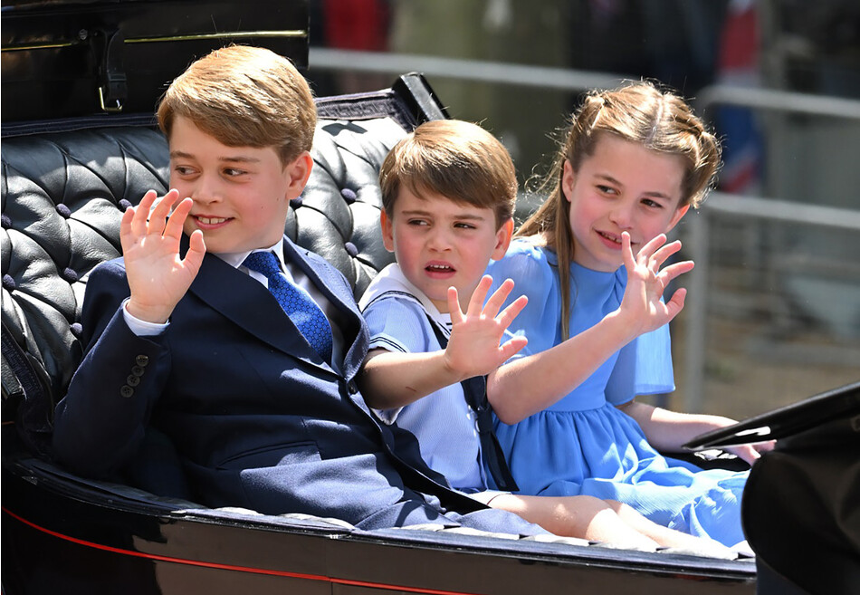 Принц Джордж Кембриджский, принц Луи Кембриджский и принцесса Шарлотта Кембриджская едут в карете c Камиллой, герцогиней Корнуольской во время парада Trooping the Colour в торговом центре 2 июня 2022 года в Лондоне, Англия