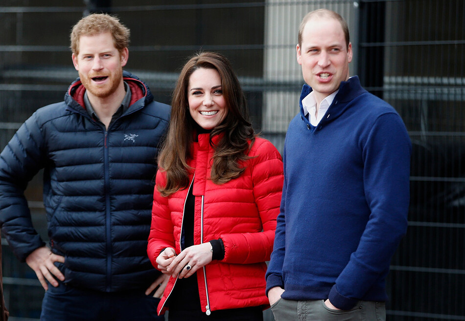 Принц Гарри, Кейт Миддлтон и принц Уильям&nbsp;смотрят на дорожку, посещая тренировочное мероприятие в поддержку благотворительной организации Heads Together на Олимпийских играх королевы Елизаветы II. Парк в Лондоне, 5 февраля 2017 г.