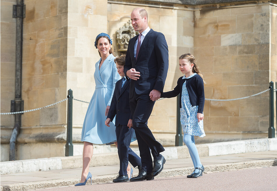 Герцог и герцогиня Кембриджские с принцем Джорджем и принцессой Шарлоттой посещают традиционную пасхальную воскресную службу в часовне Святого Георгия на территории Виндзорского замка 16 апреля 2022 года в Виндзоре, Англия
