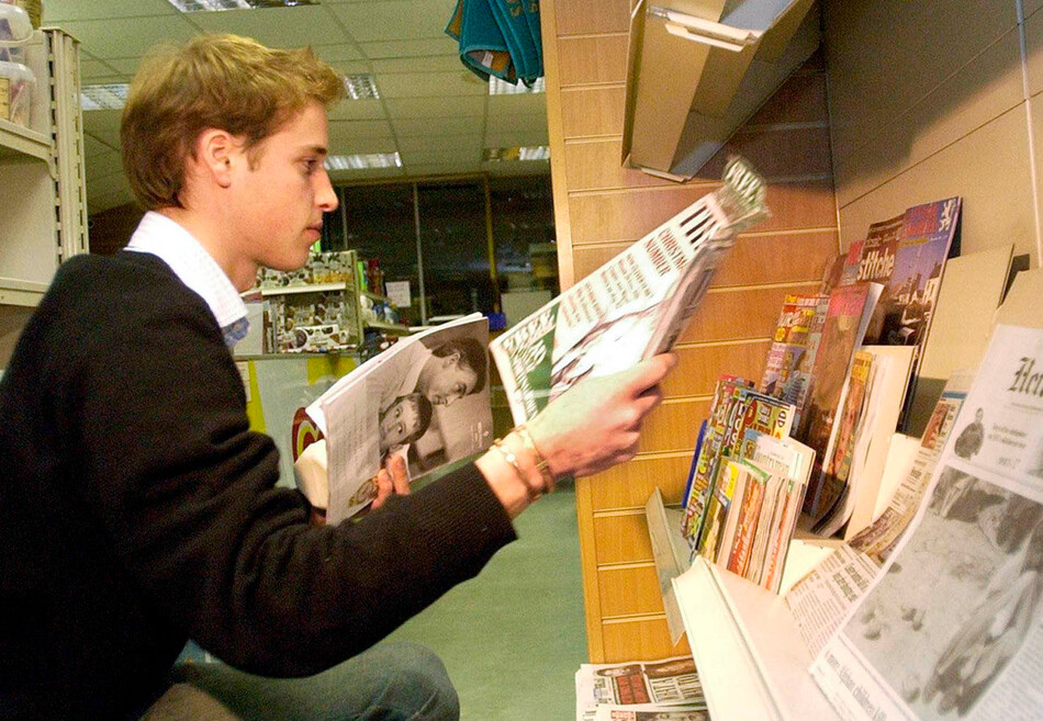 Принц Уильям просматривает журналы в газетных киосках Good News 14 декабря 2003 года в Сент-Эндрюсе, Шотландия