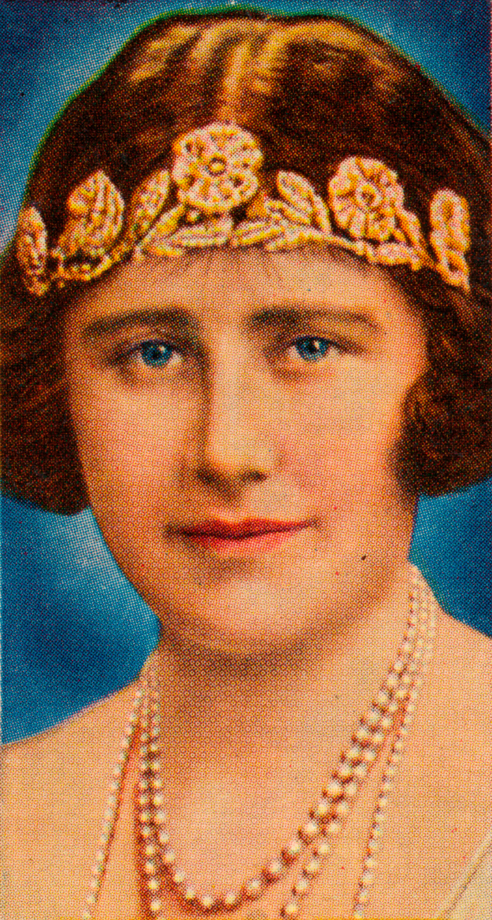 Королева-мать&nbsp;предпочитала носить тиару&nbsp;Strathmore Rose в качестве повязки на голову&nbsp;