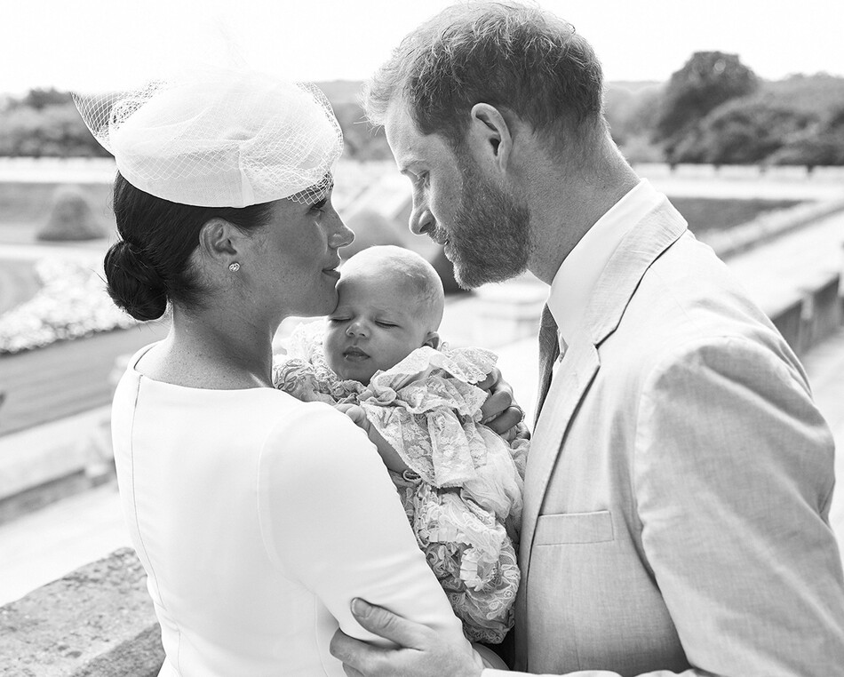 Принц Гарри и Меган Маркл со своим сыном Арчи Маунтбеттен-Виндзор в саду Виндзорского замка 6 июля 2019 г. в Виндзоре