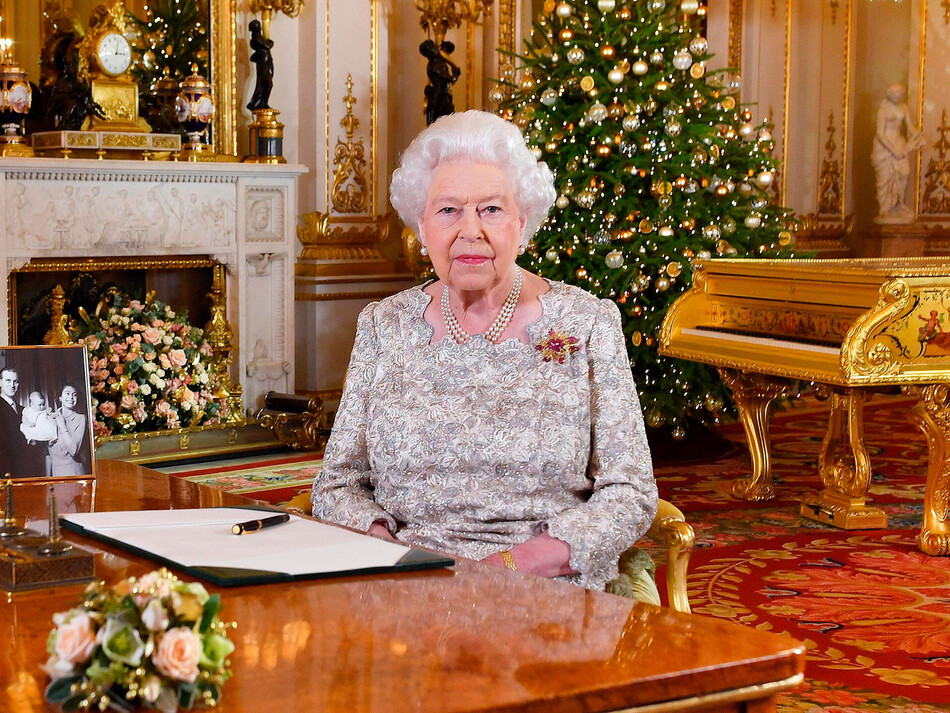 Королева Елизавета II позирует для фотографии после того, как она записала своё ежегодное рождественское послание в Белой гостиной Букингемского дворца 24 декабря 2018 года в Лондоне, Великобритания