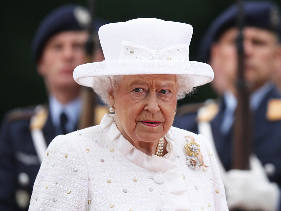 Елизавета II в ярости из-за слухов об отречение от королевского престола