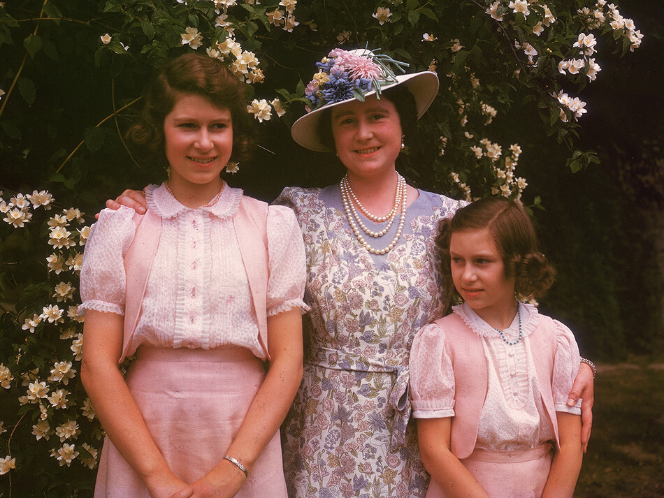 Королева-мать с принцессами Маргарет и принцессой Елизаветой в Виндзорском замке в Англии 8 июля 1941 года