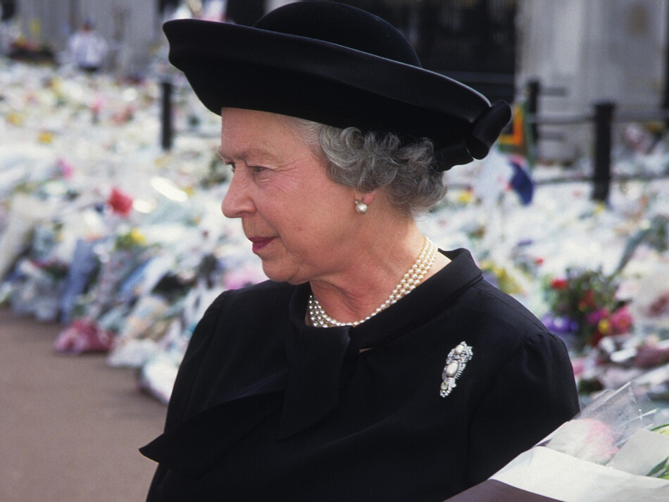 Елизавета II на похоронах Дианы, принцессы Уэльской, 6 сентября 1997 года в Лондоне, Англия