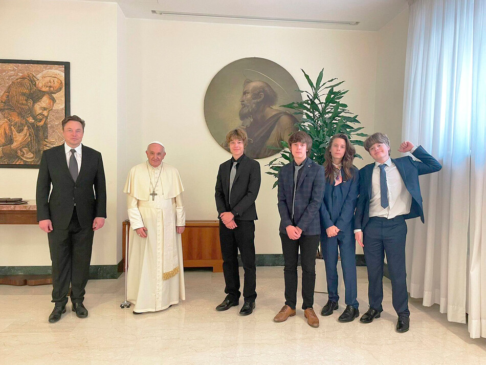 Илон Маск с сыновьями на аудиенции у Папы Римсокго, 2022