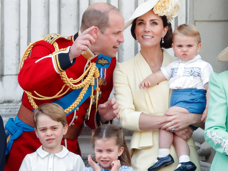 Герцоги Кембриджские вместе с детьми на балконе Букингемского дворца.