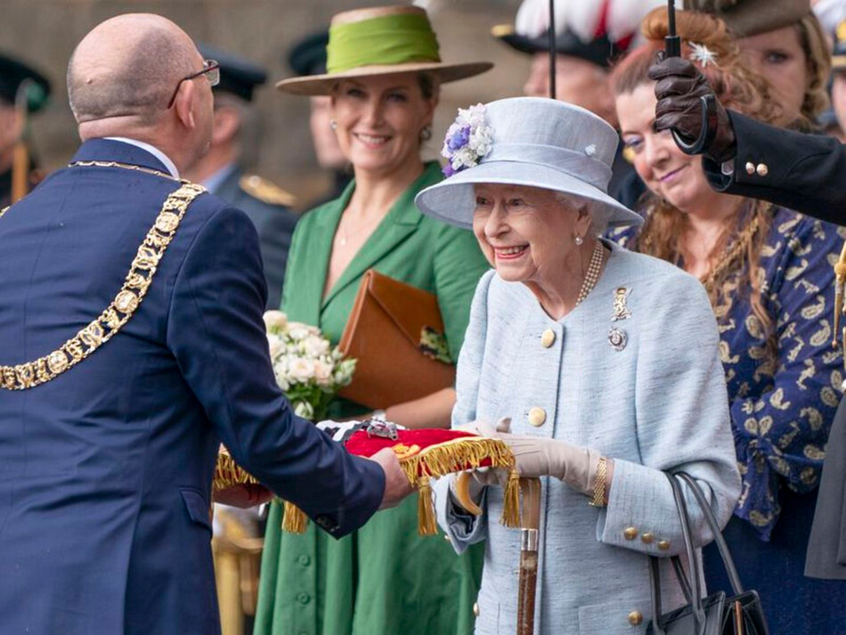 Лорд-проректор Роберт Олдридж вручает королеве Елизавете II ключи от города Эдинбург во время Церемонии вручения ключей при входе во дворец Холируд 27 июня 2022 года в Эдинбурге, Шотландия