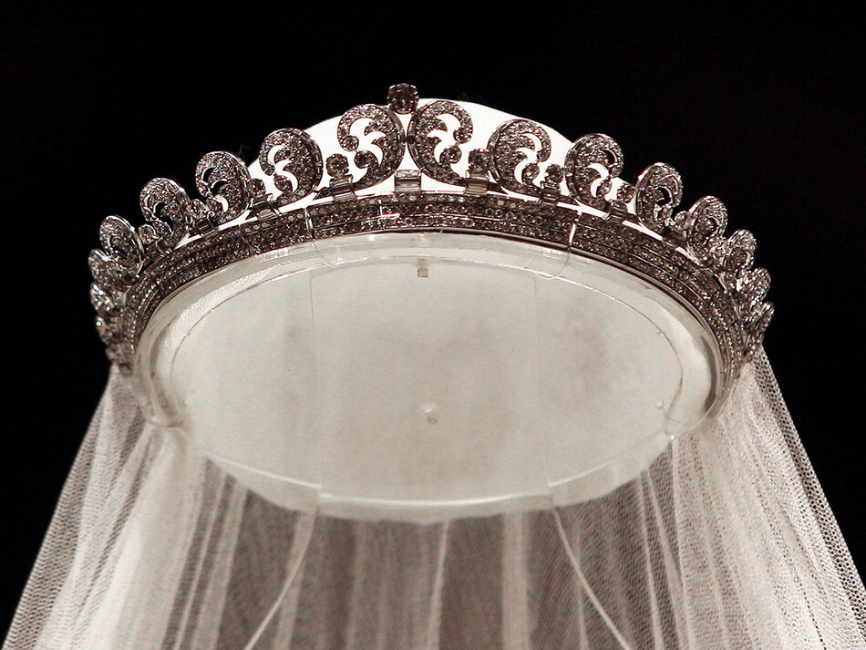 Тиара Cartier Halo состоит из 888 бриллиантов, украшение было одолжено Кейт Мидлтон королевой Елизаветой II на церемонию бракосочетания с принцем Уильямом