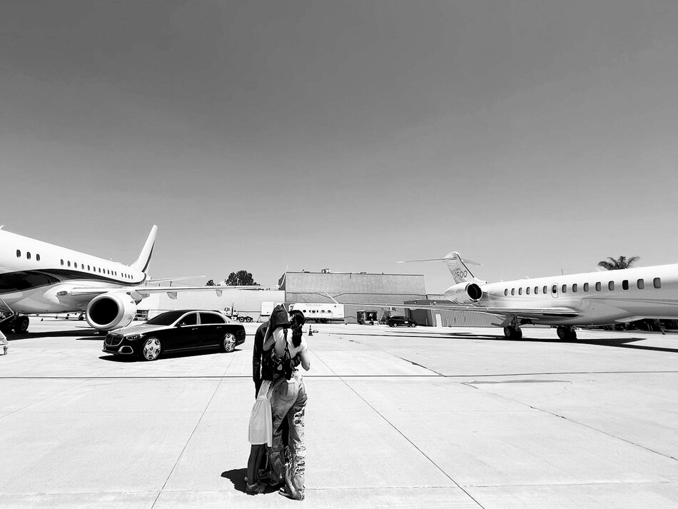 Кайли Дженнер поделилась фотографией собственного лайнера, припаркованного рядом с самолётом своего бойфренда Трэвиса Скотта, 2022
