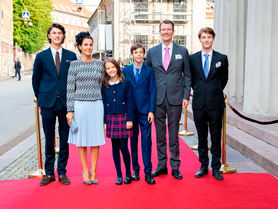 Принц Дании Николай, принцесса Дании Мария, принцесса Дании Афина, принц Дании Иоахим, принц Дании Хенрик и принц Дании Феликс прибывают на обед во время 50-летия вступления королевы Дании Маргрете II на престол 10 сентября 2022 года в Копенгагене, Дания