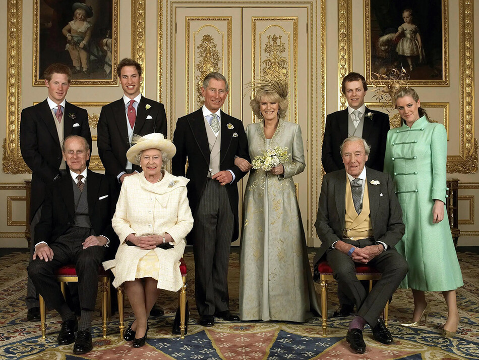 Фото Кларенс-Хаус Чарльза, принца Уэльского и его новой невесты Камиллы, герцогини Корнуольской, с их семьями принцами Гарри, принцами Уильямом, Томом и Лаурой Паркер-Боулз; Принц Филипп, герцог Эдинбургский, королева Елизавета II и отец Камиллы майор Брюс Шанд в Белой гостиной Виндзорского замка после свадебной церемонии, 9 апреля 2005 года, Лондон, Англия