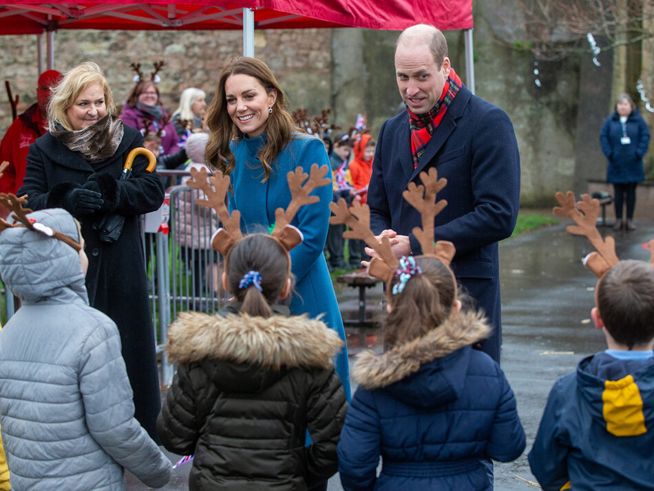 Принц Уильям и герцогиня Кэтрин встречают сотрудников и учеников Первой школы Англиканской церкви Святой Троицы в рамках их рабочих визитов по Великобритании в преддверии рождественских каникул 7 декабря 2020 года в Берик-апон-Твид, Великобритания